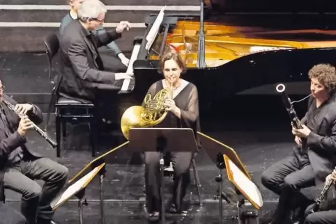 In voller Besetzung: das „Ma’alot-Quintett“ zusammen mit Pianist Markus Becker beim Klaviersextett von Francis Poulenc.