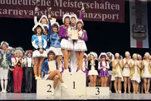 Gedränge auf der 2 neben Sieger Mühlburger CG. Jennifer Heger (links) und Kevin Kruse repräsentieren die zehn Tänzerinnen und fü
