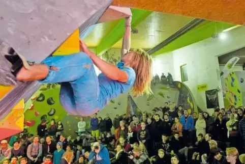Jeder Griff muss sitzen: Simon Kolb demonstriert beim Funcup 2016 seine Kletterkünste in der RockTown-Boulderhalle.
