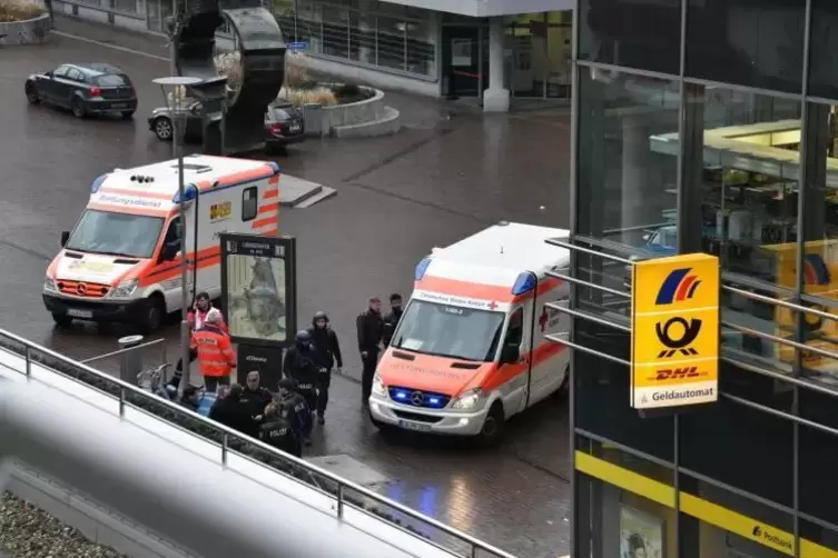 Der Tatort vor der Postbank am 18. Januar: Rettungdienste versorgen die beiden Verletzten. Archivfoto: René Pribe