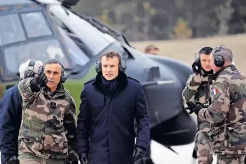Frankreichs Präsident Emmanuel Macron, hier bei einer Militärübung Anfang März, will eine schlagkräftige europäische Truppe aufb