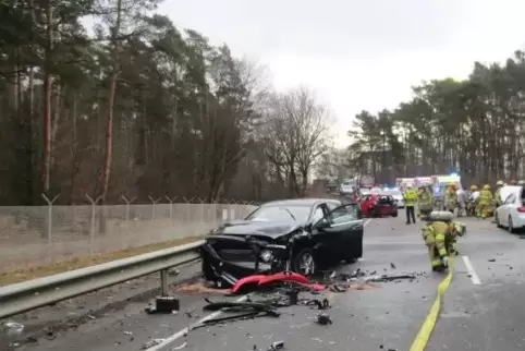 Drei Personen wurden bei dem Unfall schwer verletzt und in umliegende Krankenhäuser gebracht, es kam zu teils erheblichen Verkeh