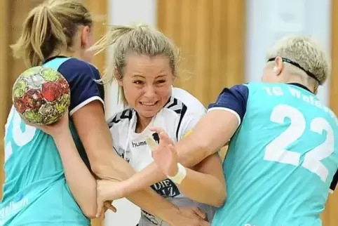 SV 64-Spielerin Lucie Krein (Mitte) wird vom Handball-Verband Saar als Spielerin des Jahres 2017 ausgezeichnet. Archivfoto: Mosc