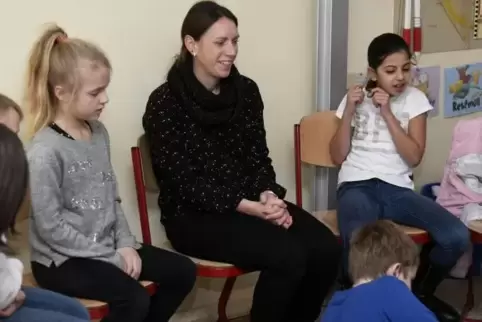 Schulsozialarbeiterin Corinna Weyer mit Kindern aus der Lambsheimer Grundschule. Foto: BOLTE 