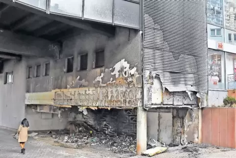 Nach der Brandnacht offenbart sich das Ausmaß der Schäden an der Fassade am Kik-Markt in Pirmasens.