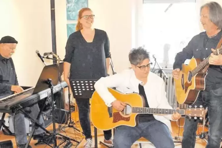 Am Samstag geben Sandra Bronder (vorne) und ihre Band mit (von links) Manfred Kleiner, Janina Burger und Klaus Reiter ein Konzer