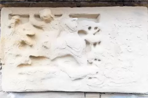 Kaum noch zu erkennen: das Relief an der Wolfsteiner Post.