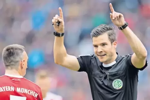 Videobeweis: Schiedsrichter Harm Osmers zeigte seine Entscheidung beim Spiel Hertha BSC gegen Bayern München an.
