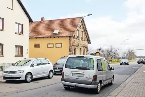 Ob baulich oder durch aufgemalte Parkstreifen: Im Breitenweg muss sich laut Ortsbeirat auf jeden Fall etwas ändern.