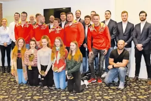 Gruppenbild mit Eulen (rechts Trainer Ben Matschke): Die Ludwigshafener Sportler des Jahres beim Empfang im Europa-Hotel.