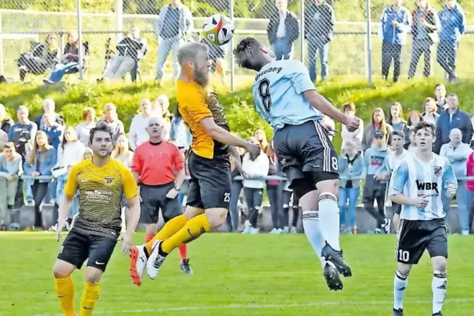 800 Zuschauer erlebten im Hinspiel dieses Kopfballduell zwischen dem Hermersberger Christian Schweig (in Gelb-Schwarz) und Yanni
