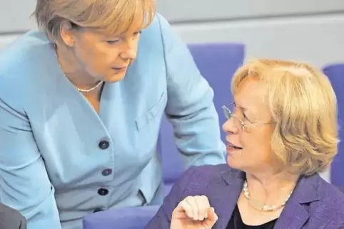 Enge Vertraute: Maria Böhmer 2010 mit Kanzlerin Angela Merkel auf der Regierungsbank im Bundestag.