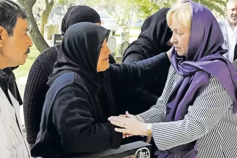 2009: Im türkischen Gaziantep tröstet Maria Böhmer bei einer Gedenkfeier eine Angehörige der Opfer der Brandkatastrophe von Ludw