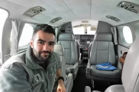 So lässt sich mit ZQW Aviation reisen: Pilot Ori Gross im Passagierraum des ersten Flugzeugs der Gesellschaft, einer Cessna 421 
