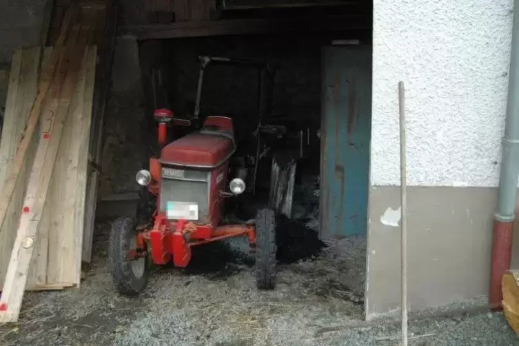 Durch das Feuer wurden Teile der Scheune und der darin abgestellte Traktor beschädigt Foto: Polizei/Frei 