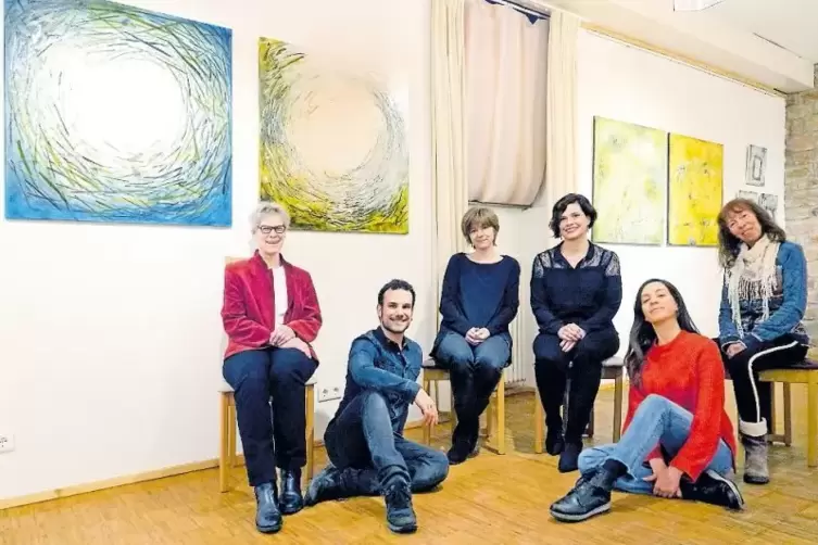 Gemeinsam am Werk (von links): Elsa Vogt-Ramachers (Malerei, Grafik, über ihr eigene Arbeiten) Salvatore Nicolosi (Tänzer, Chore
