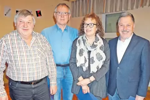 Vorsitzender Wolfgang Aufschneider hat für 40 Jahre Vereinstreue Joachim Fiebig und Sonja Rahm geehrt sowie für 50 Jahre Wolfgan