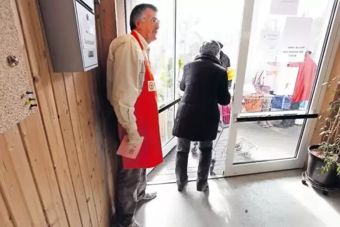 Peter Wenner sorgt nicht nur für Ordnung an der Tür, sondern hilft auch den Menschen – das ist schließlich auch sein Hauptanlieg Peter Wenner sorgt nicht nur für Ordnung an der Tür, sondern hilft auch den Menschen – das ist schließlich auch sein Hauptanlieg