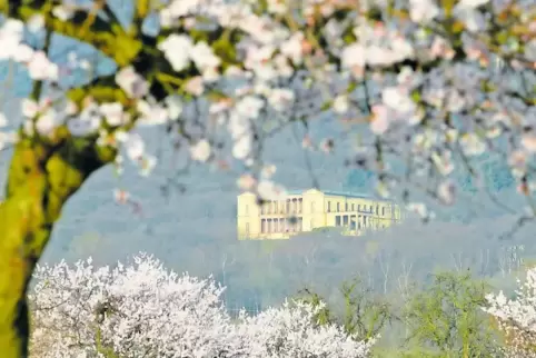 Die romantische Mandelblütenkulisse von Schloss Villa Ludwigshöhe lädt zum Heiraten ein.