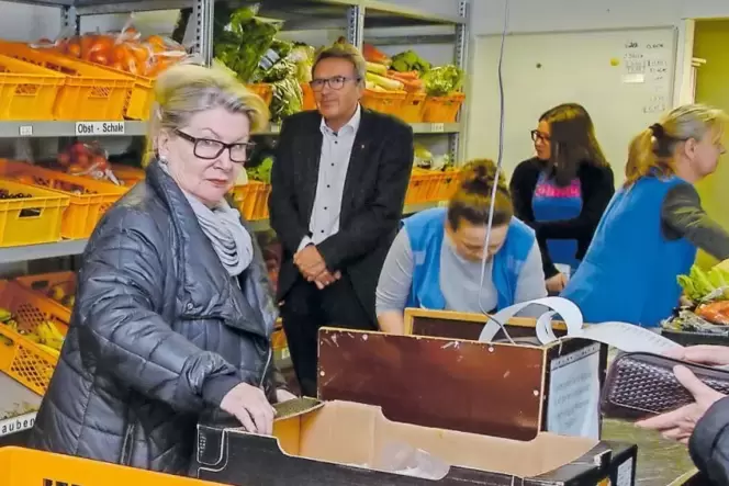 40 freiwillige Helfer sorgen hinter der Theke dafür, dass alles läuft. 40 freiwillige Helfer sorgen hinter der Theke dafür, dass alles läuft.