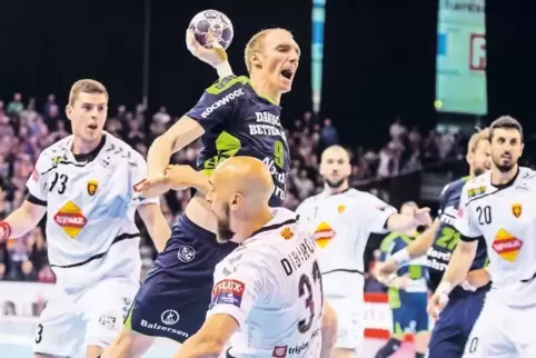 Kann in der Eberthalle Geschichte schreiben: Holger Glandorf (blaues Trikot).