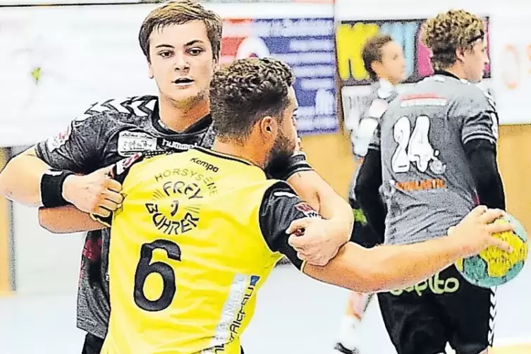 Tom Grieser (links, hier noch in einem Drittliga-Spiel gegen K&ouml;ndringen-Teningen) h&auml;lt vor allem die SV 64-Abwehr zusammen.