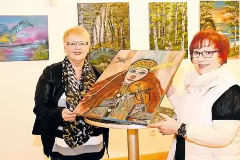 Uschi Rösen und Cornelia Leuck mit einigen ihrer Arbeiten.