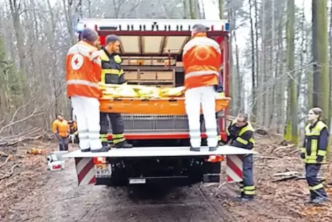 Das Allradfahrzeug der Feuerwehr war in dem schwierigen Gelände im Einsatz.
