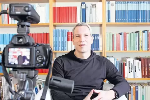 In seinem Arbeitszimmer dreht Pfarrer Wolfram Kerner seine TheoLogo-Videos.