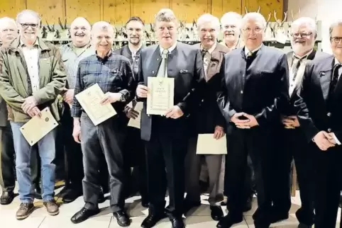 Diese Jäger wurden am Samstag geehrt. Sie gehören dem Landesjagdverband seit 25 und 40 Jahren an.