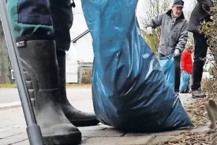 Auch in Steinweiler wurden die M&uuml;lls&auml;cke gef&uuml;llt.