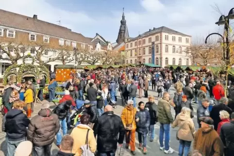 Die Osterkrone ziert einen Brunnen auf dem Schlossplatz.