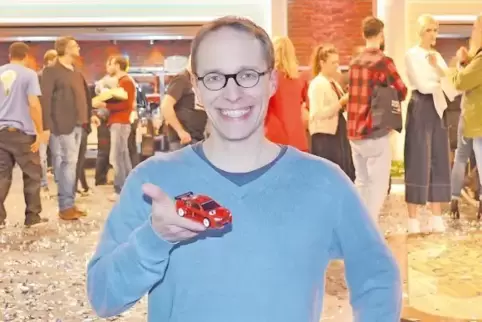 Im Fernsehstudio: Martin Müller präsentiert einen „Dr!ft“-Flitzer, während die Gewinner im Hintergrund ihren Sieg feiern.