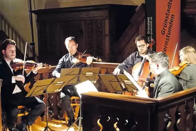 Kamen gut an: der Geiger Giora Schmidt (links) mit Villa-Musica-Stipendiaten in der Friedenskirche beim Brahms-Quintett.