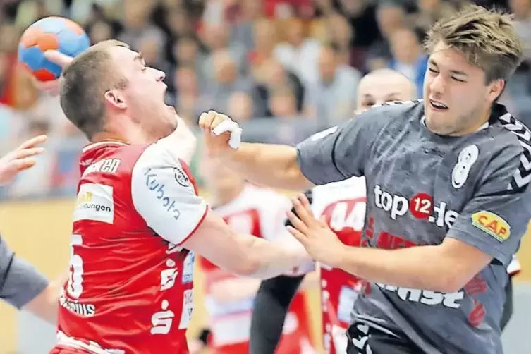 Ungl&uuml;ckliche Aktion: Tomas Kraucevicius (links) knallt gleich darauf auf SVler Kian Schwarzer (rechts), der sich schwer verletzt