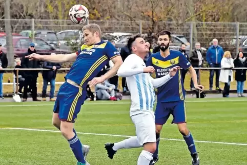 Der Sportclub, hier Maximilian Rotter (links) und Michael Ofenloch (rechts) mit VfR-Spieler Matteo Randazzo, bewies Kampfgeist.