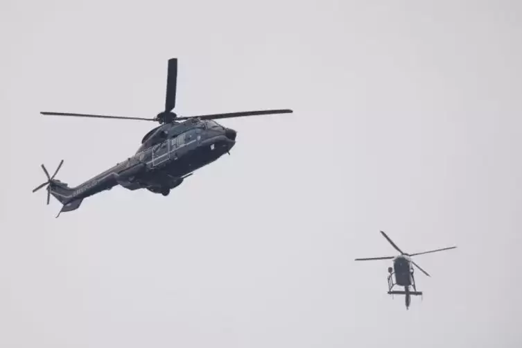 Zwei Hubschrauber brachten die Bundespolizei-Gruppen mit bis zu 14 Beamten zu den Kontrollstellen. Symbolfoto: dpa 