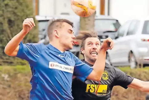 Luftkampf um den Ball: Robin Abel (links, SpVgg Battweiler/Reifenberg) muss sich gegen den Clauser Dominik Grünnagel behaupten.