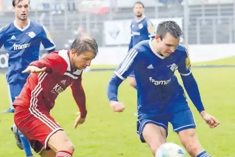 Ließ sich fürs Spiel beim alten Verein fitspritzen: Diefflens Rechtsverteidiger Mathäus Gornik (in Rot), hier beim Zweikampf mit