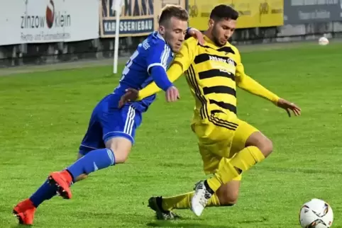 Der FK Pirmasens und Dudenhofen spielten diese Saison schon mal im Stadion Husterhöhe gegeneinander. Hier eine Szene dieses Poka