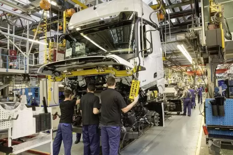 Montagearbeit im Daimler-Lkw-Werk Wörth: Die meisten Ferienjobber werden in der Produktion und in der Logistik eingesetzt. Foto:
