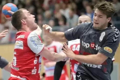 Tomas Kraucevicius (mit Ball) von der VTZ saarpfalz will sich durch die SV 64-Abwehr tanken. Bei der Aktion verletzt sich Kian S