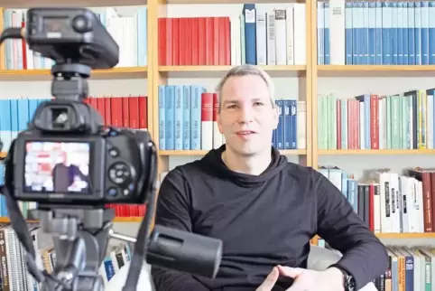In seinem Arbeitszimmer dreht Pfarrer Wolfram Kerner seine TheoLogo-Videos unter anderem auch zur Alltagstauglichkeit des Glaube