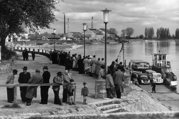 Blick zurück in die Zukunft: Während der Sanierung der Salierbrücke bei Speyer könnten wieder Fähren gefragt sein. Unser Bild ze