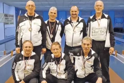 Haben sich für die deutsche Mannschaftsmeisterschaft qualifiziert: die Senioren A des TuS Gerolsheim mit (hinten von links) Alai