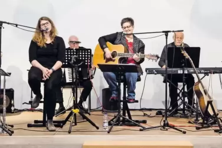 Sandra Bronder (Mitte) und ihre Band (v.l.:) Sebastian Sommer, Janina Burger, Klaus Peter Hornberger, Manfred Kleiner und Klaus 