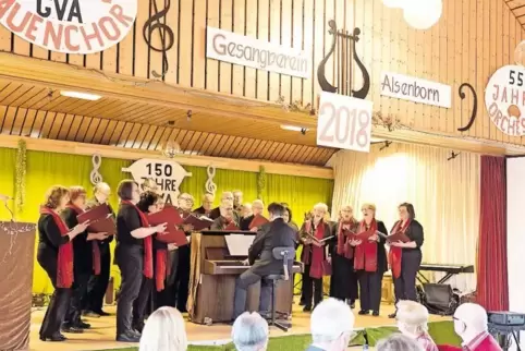 Der gemischte Chor gab „Ihr von morgen“ zum Besten: Mit Musik und Festreden beging der Gesangverein Alsenborn sein Jubiläum.
