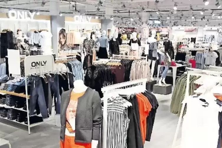 In der Filiale von Modepark R&ouml;ther ist schon alles bereitet.