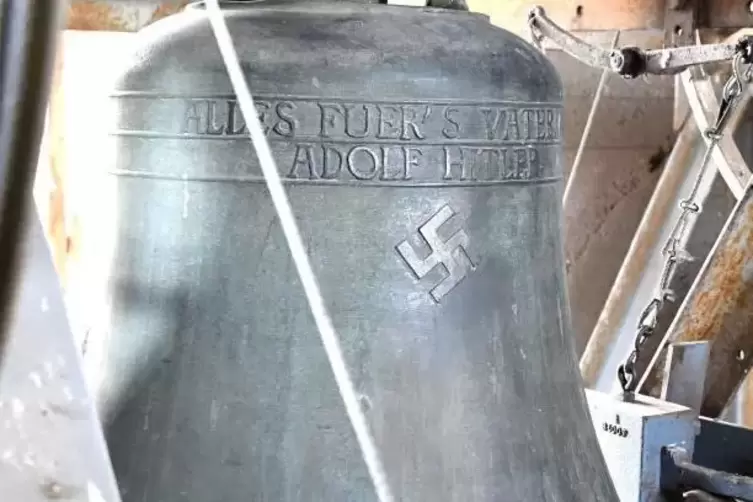 Hängt seit 1934 im Glockenturm der Herxheimer Kirche: die „Hitler-Glocke“.   ARcHivFoto: Franck