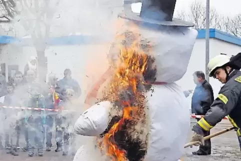 Tschüss, Winter. Der Rödersheimer Schneemann ging nach etwas Gegenwehr in Flammen auf.